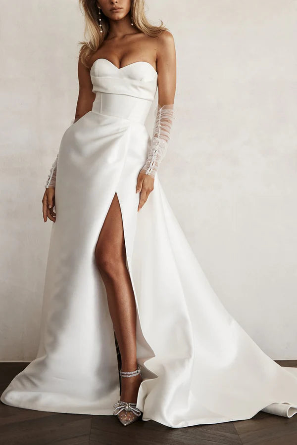 Abito da sposa a trapezio con maniche semplici e plissettate in raso dolce